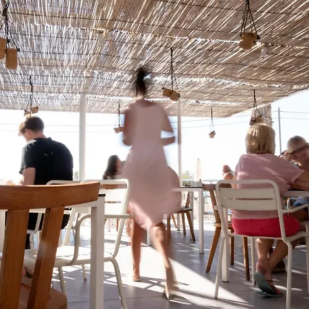 מלון Kamari Beach Hotel 3*