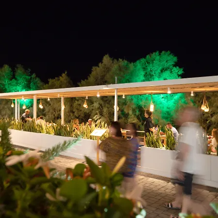 Kamari Beach Hotel מלון