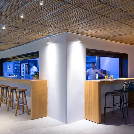 מלון Kamari Beach Hotel 3*