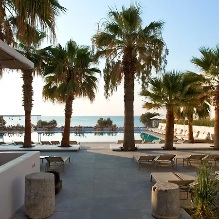 מלון Kamari Beach Hotel 3*