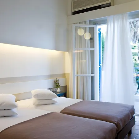 מלון Kamari Beach Hotel 3*