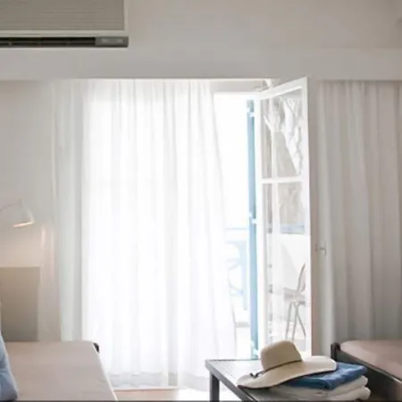 Kamari Beach Hotel מלון 3*
