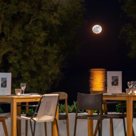 מלון Kamari Beach Hotel
