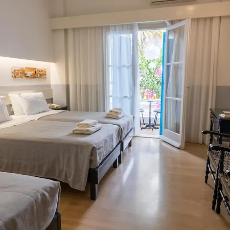 מלון Kamari Beach Hotel 3*