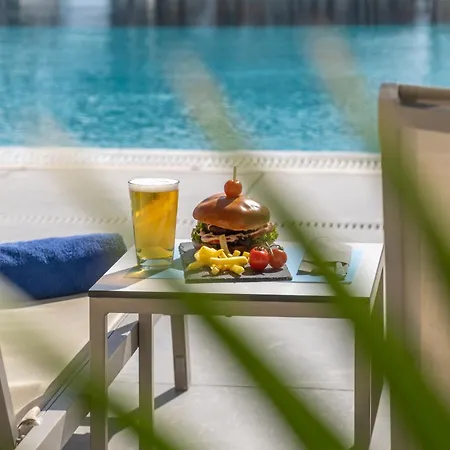 Kamari Beach Hotel מלון