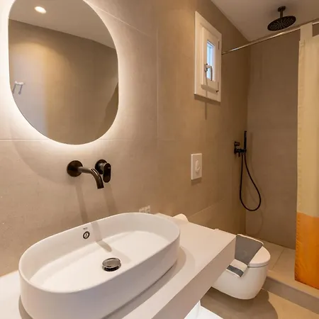 Kamari Beach Hotel מלון 3*