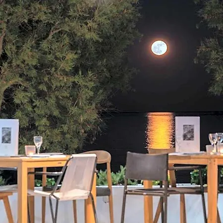 Kamari Beach Hotel Hotel 3*